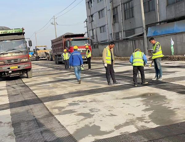 饶平老材料的新故事：玻璃纤维土工格栅如何在‘白改黑’浪潮中重获新生？